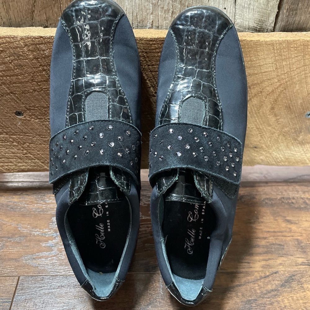 Helle Comfort Lidia Maryjane-Black Fabric w/ Crocodile Embossed Leather Accent